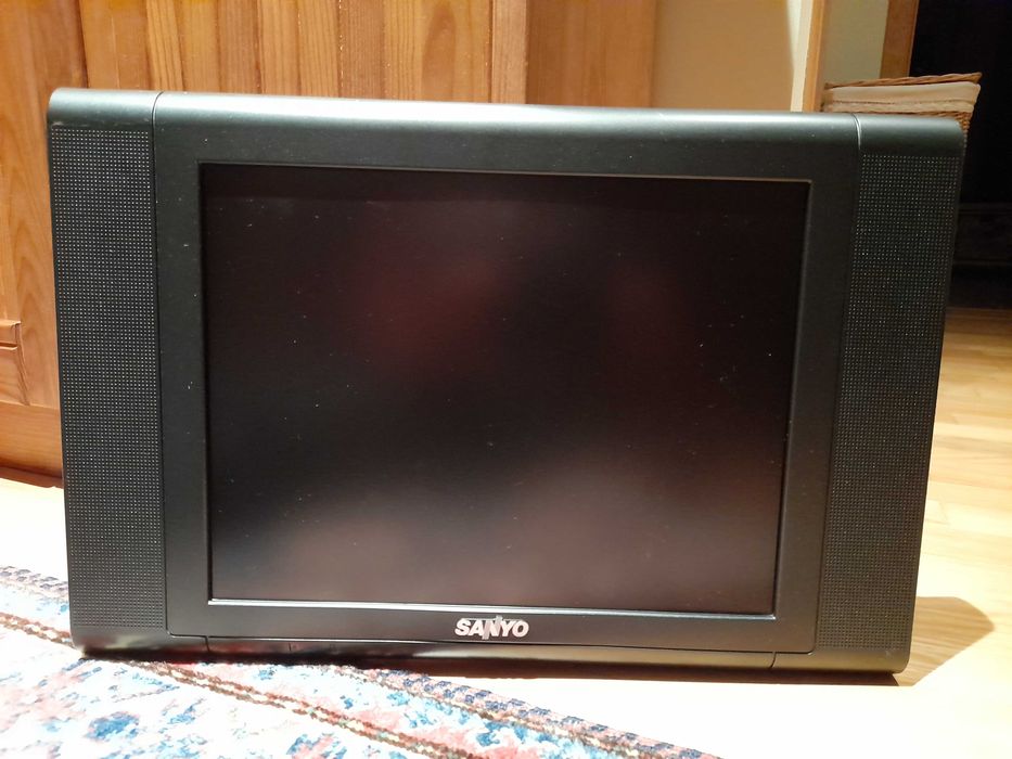 Televisão Sanyo com suporte de parede
