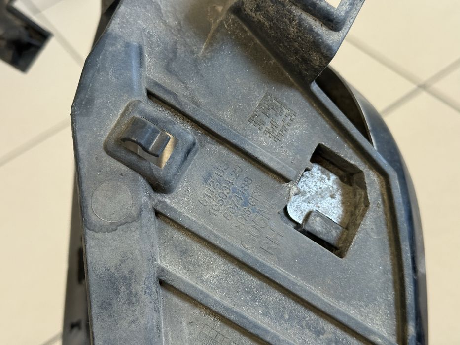 Насадка вихлопа права М G05