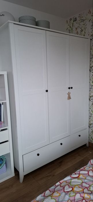 Biała szafa trzydrzwiowa