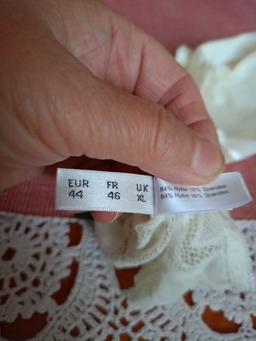 Stringi w lekkim kolorze ecru.