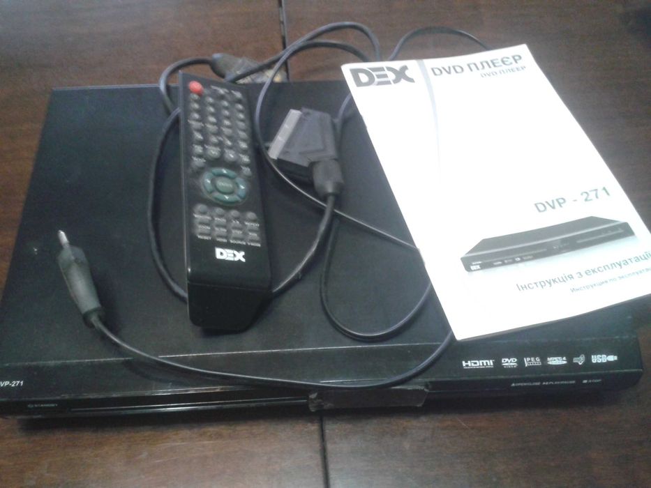 Телевизор Филипс 28 дюймов в комплекте с устройствами.