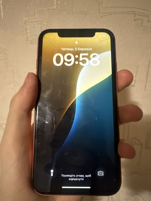 Iphone xr 64 (коралового цвета, батарея 79%)
