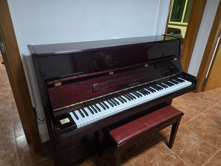 Piano SAMICK com banco