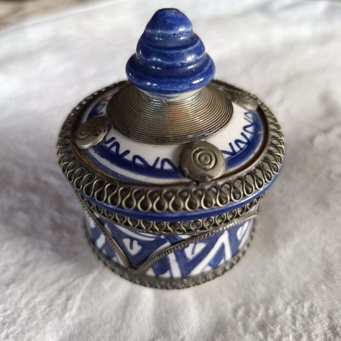 Pote de cerâmica tradicional (jobbana marroquina)azul com tampa cónica