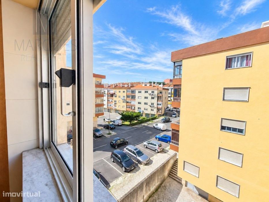 Apartamento T2 com Arrecadação em Casais de Mem Martins - Rio de Mouro