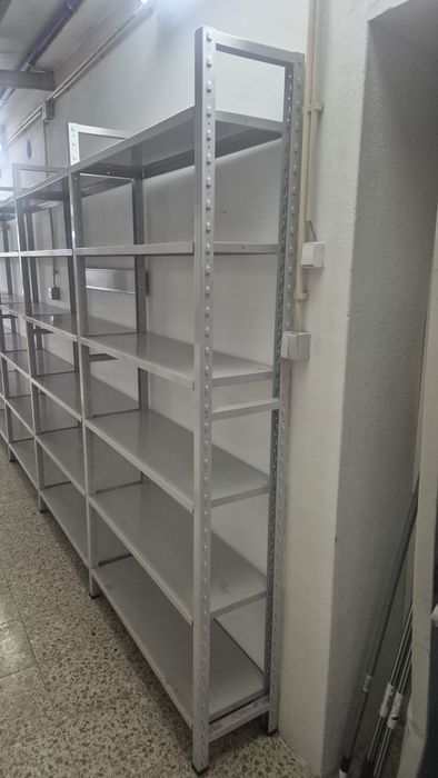 Estantes como  novas