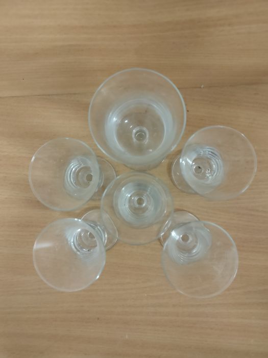 Copos de vidro para licor.