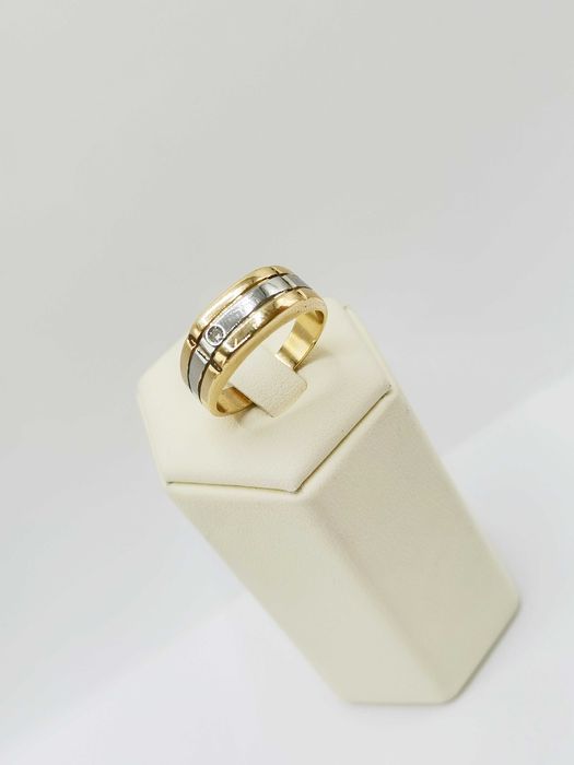 Złoty sygnet męski z brylantem.