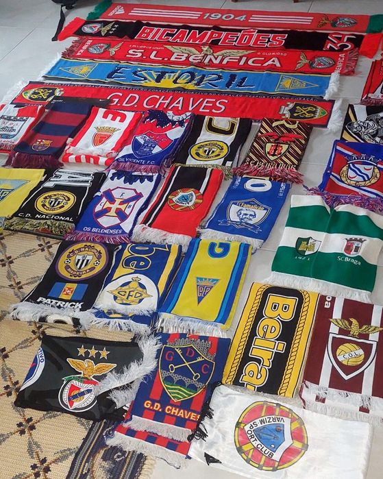 variados cachecois de varios clubes