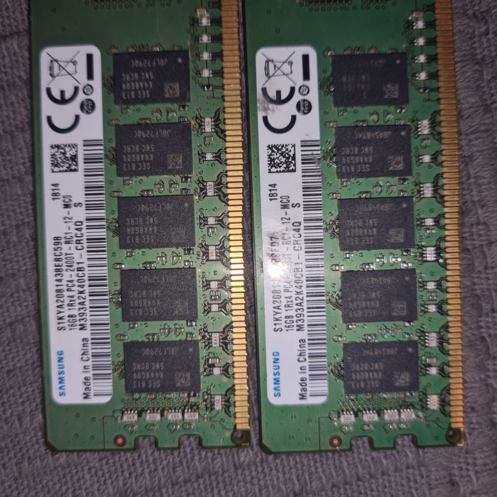 Kości pamięci DDR 4, 2 x 8 GB.