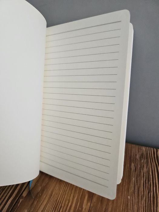 Notes z motywami podróży, biały, format A5.
Nowy. W oprawie twardej. N