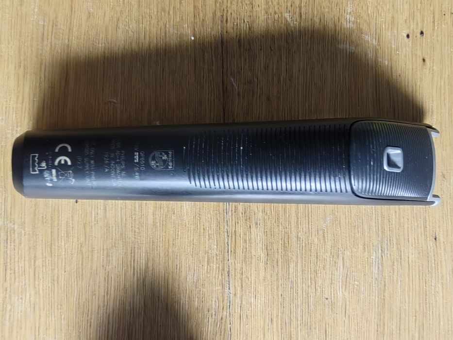 Трімер для стрижки Philips.