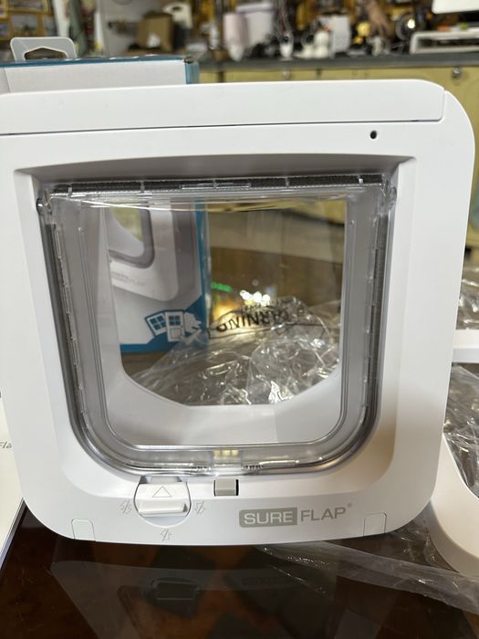 Розумні дверцята для котів та дрібних собак  SureFlap Microchip Cat Flap