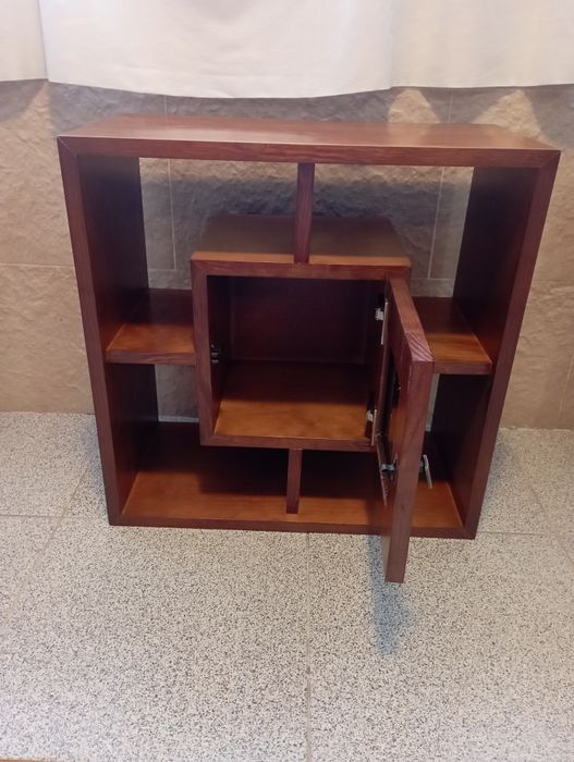 Pequeno móvel em cerejeira para decoração ...motivo: mudança casa