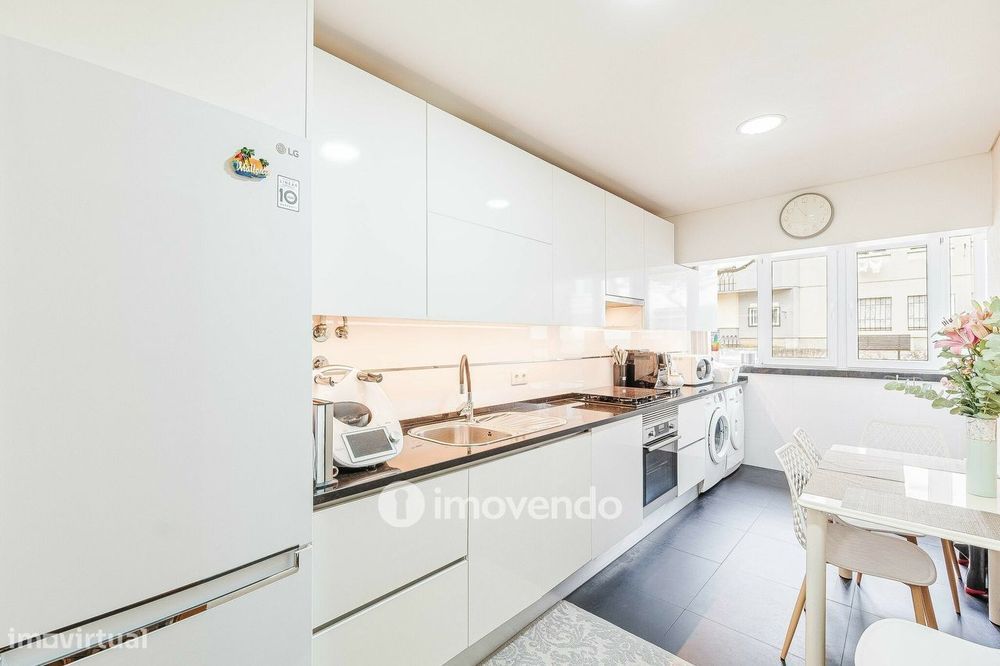 Apartamento T2 remodelado, com cozinha semi-equipada, em Cascais