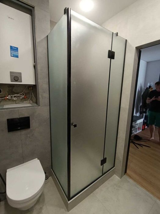 Розпашні душові кабіни зі скла на замовлення