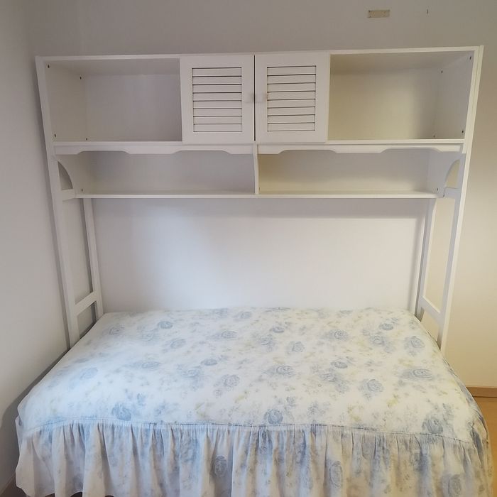 Cama de solteiro dupla com estante
