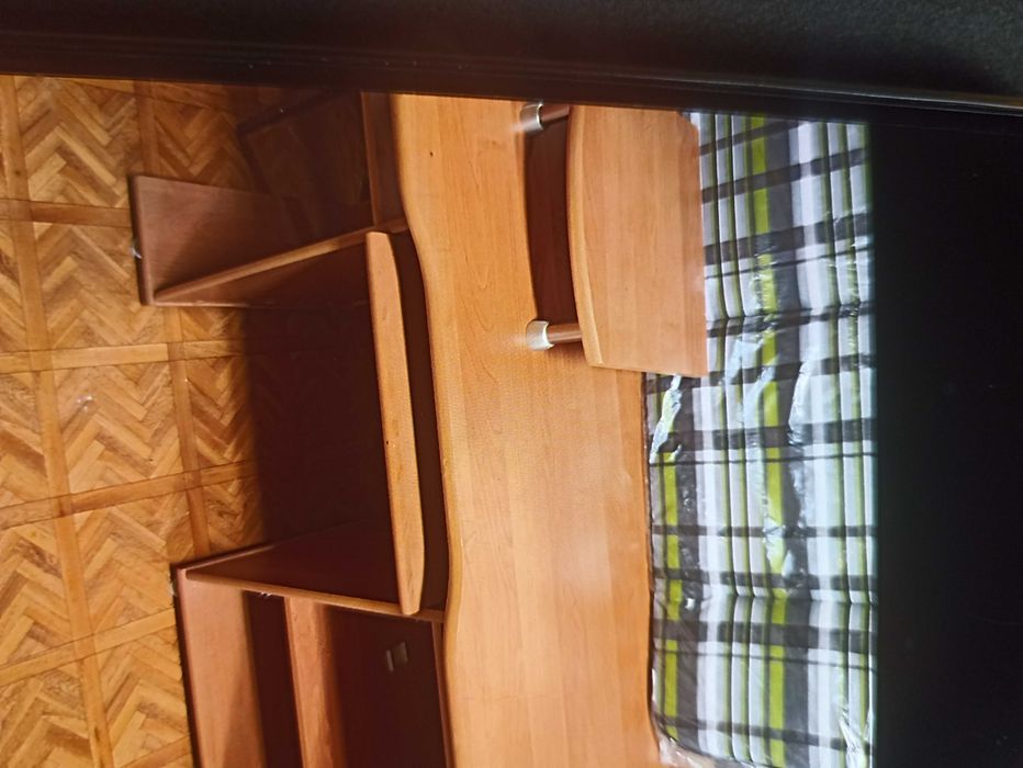 Biurko z wysuwanymi półkami