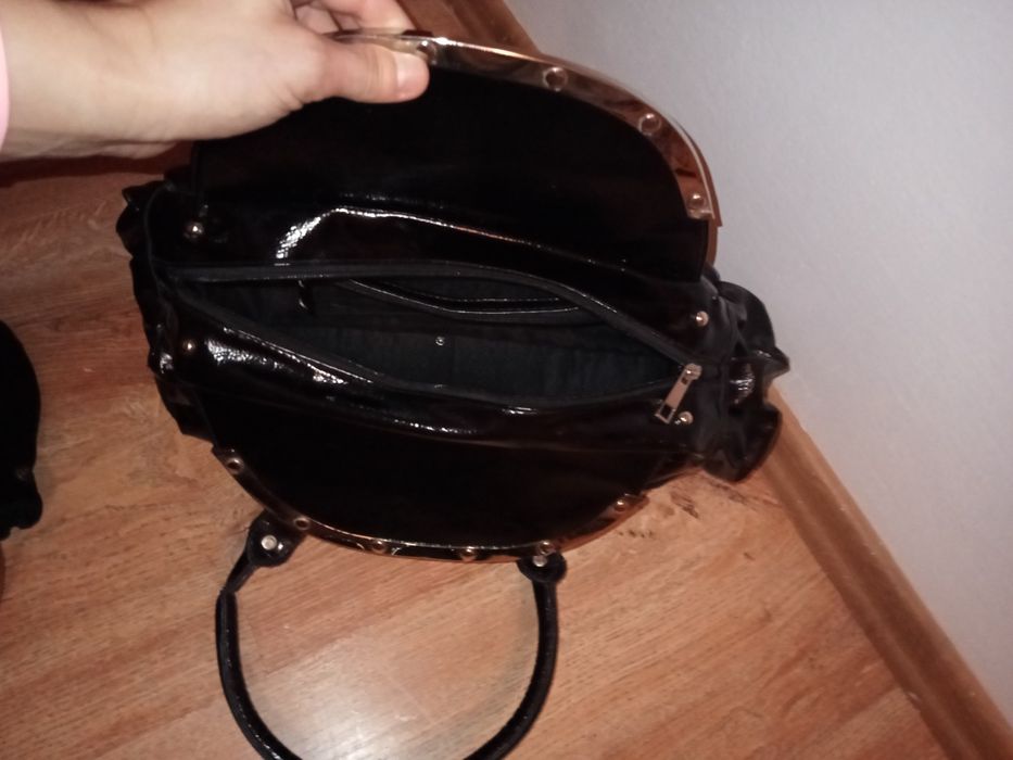 Czarna nowa torebka damska na ramię.