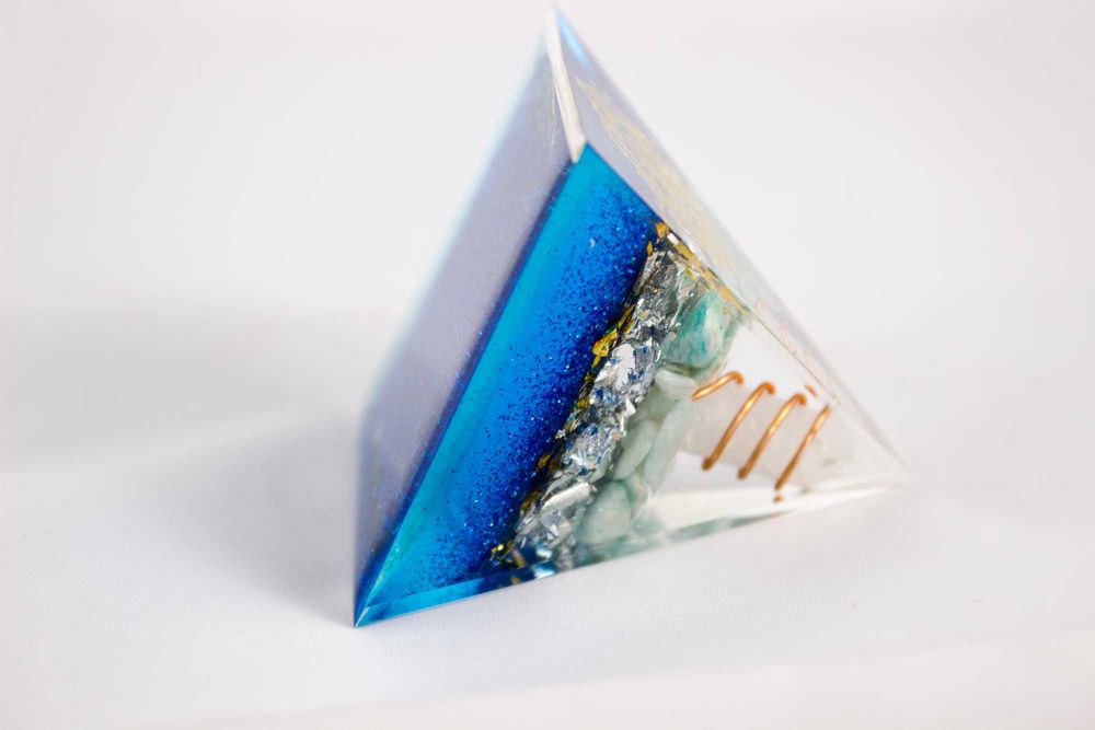 Piękna Piramida Orgonit Amazonit Kryształ Biały Żywica Śri Jantra 5cm