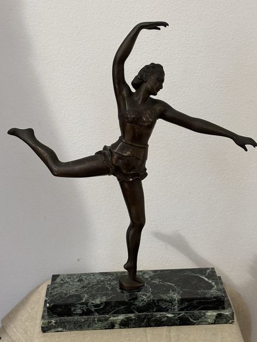 Figura z brązu art deco