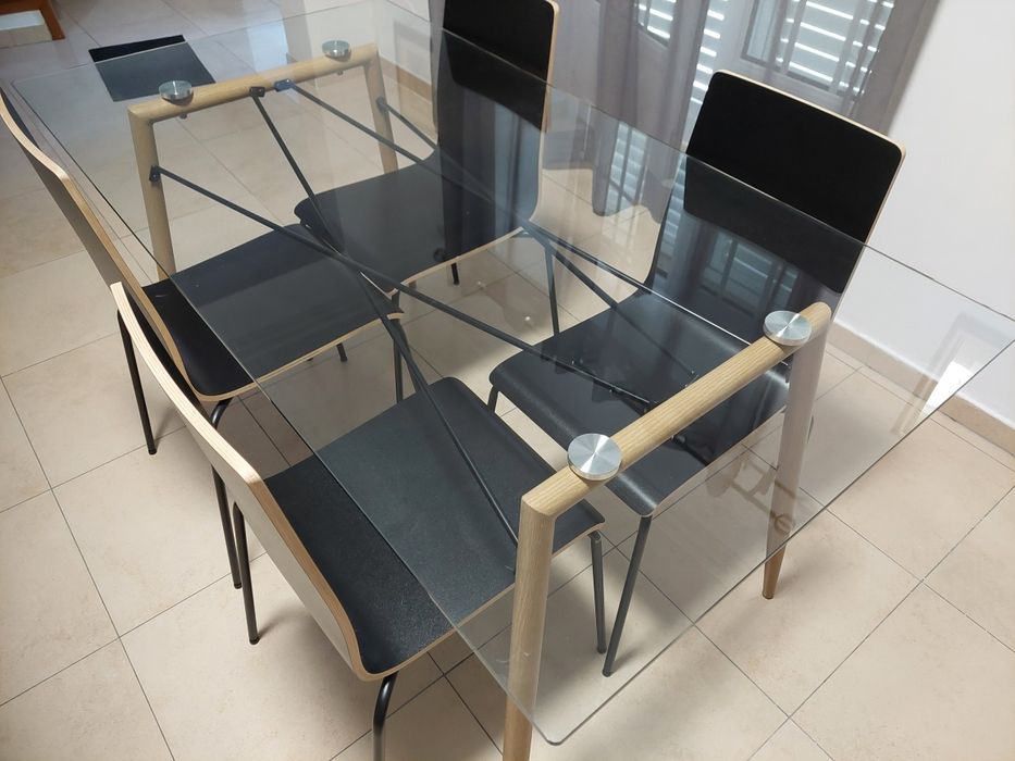 Mesa de jantar e 4 cadeiras