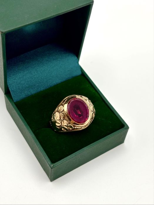 Sygnet złoty z malinowym oczkiem.