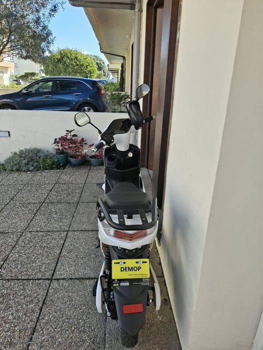 Scooter elétrica Voltrish Lisbon.