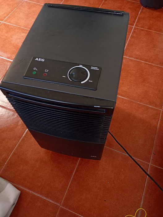 Desumidificador AEG preto