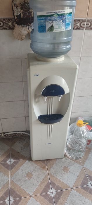 Кулер для воды горячее - холодное