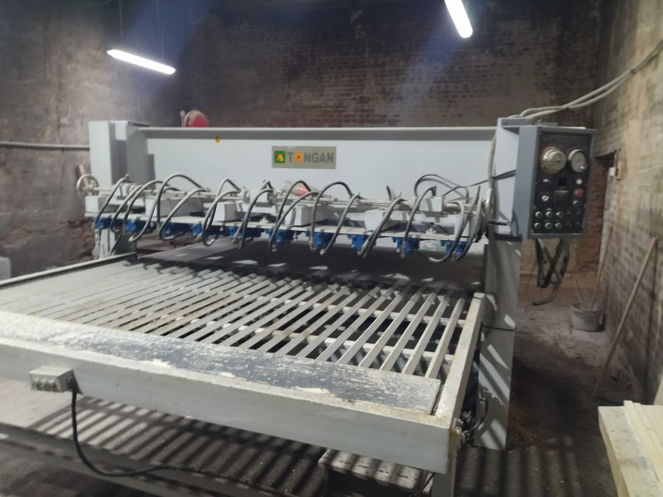 Прес для гарячого склеювання меблевого щита