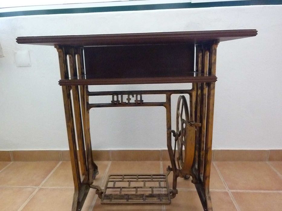 Mesa em estrutura de máquina de costura antiga