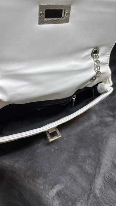 Białą torebka pinko