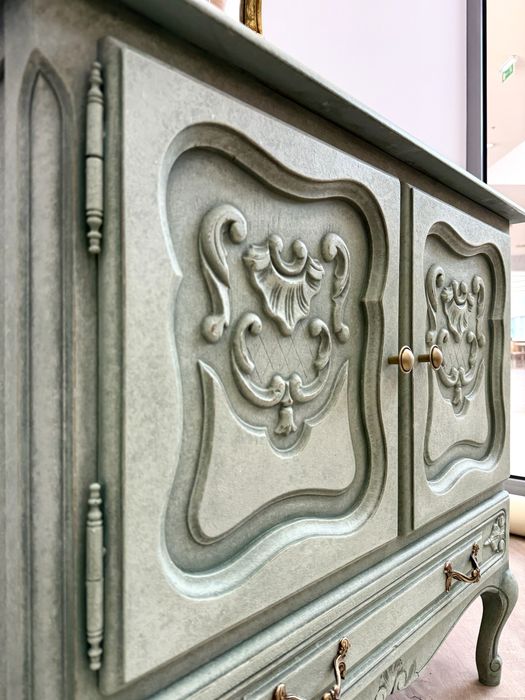 Zielona komoda w stylu ludwikowskim , po odnowie