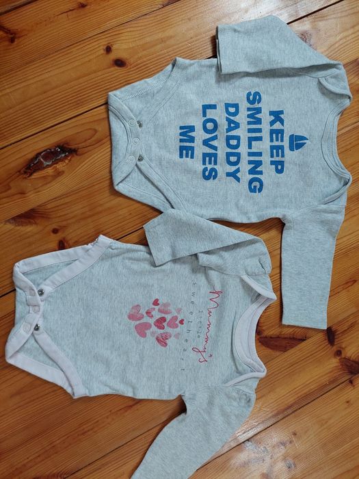 2 bodziaki dla niemowląt z napisami od Mamy i Taty rozm.62