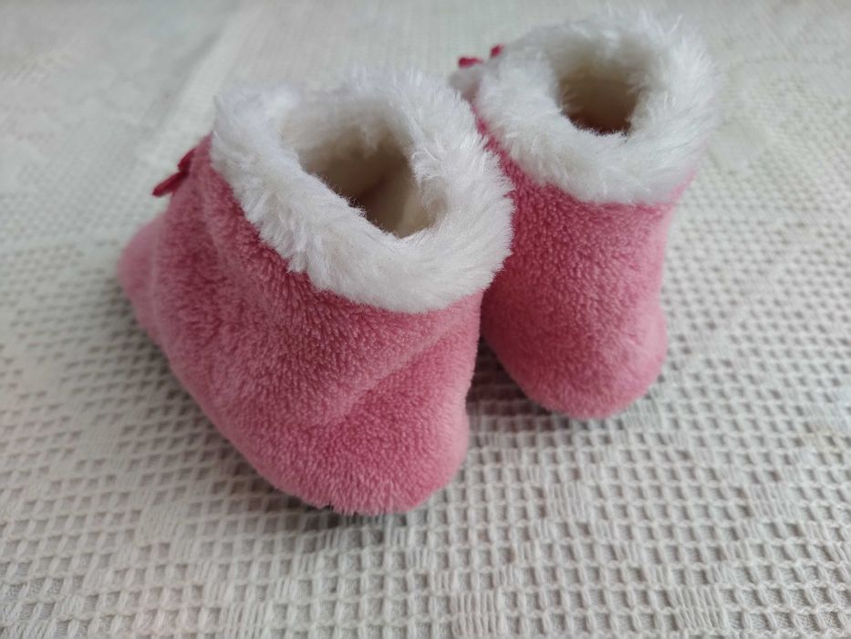 Sapatos / botinhas de menina cor de rosa com flores