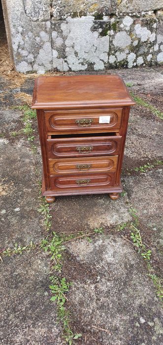 camiseiros,  mesinhas de cabeceira