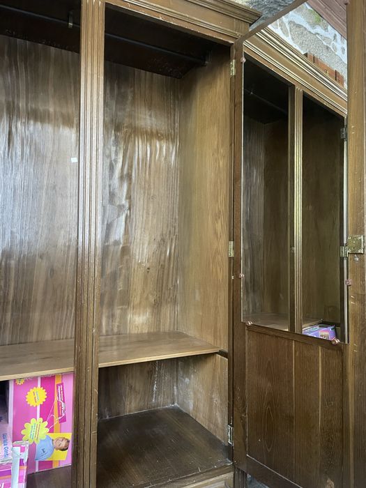 Armário roupa com espelho interior