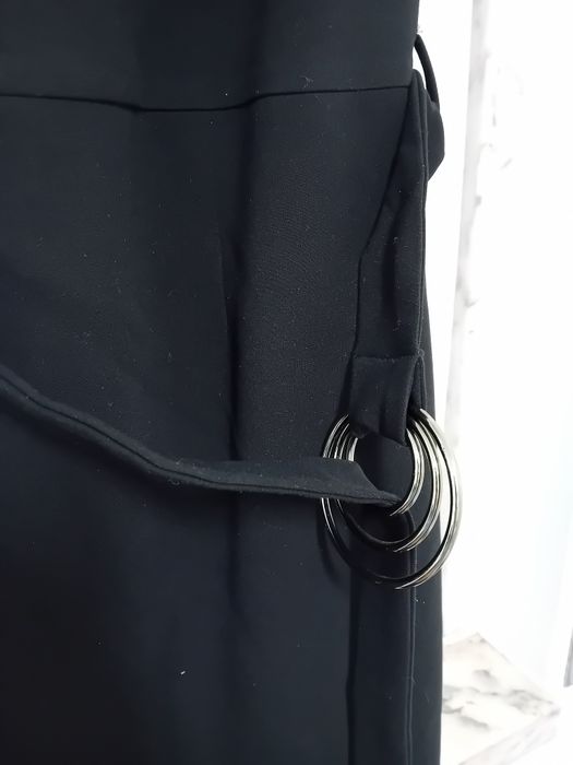 Vestido preto com argolas