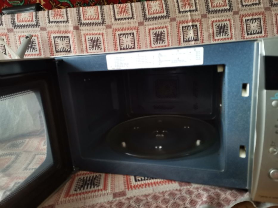 Мікрохвильова піч ( в хорошому стані)