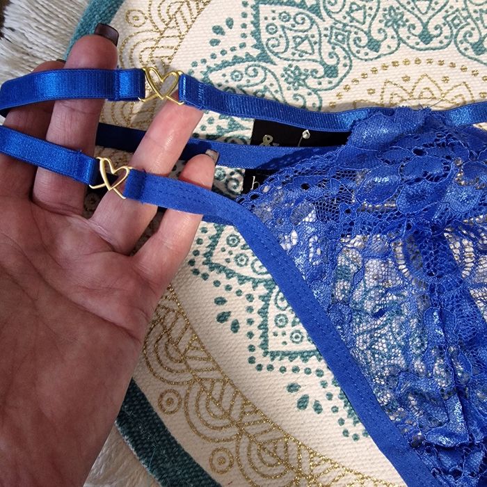 Seksowne koronkowe stringi damskie.