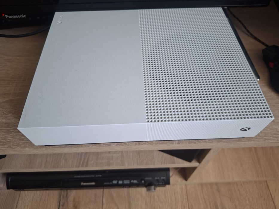 Xbox one S 2019 rok stan bardzo dobry komplet HDR10, 4K gamepass, dolby atmos
