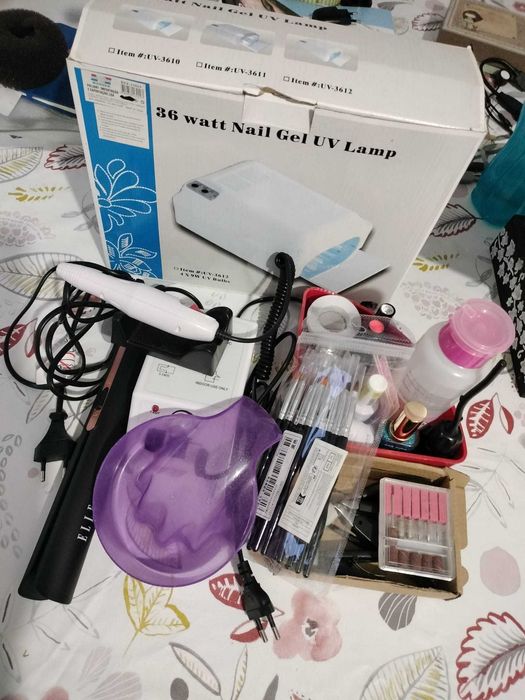 *Vendo kit de unhas completo + prancha de cabelo*