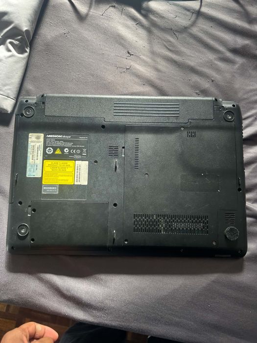 Vendo computador portatil Medion com carregador problema bateria viciada