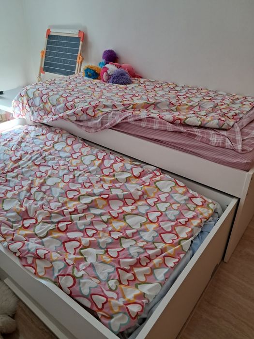 Cama dupla de criança com gavetas e prateleiras