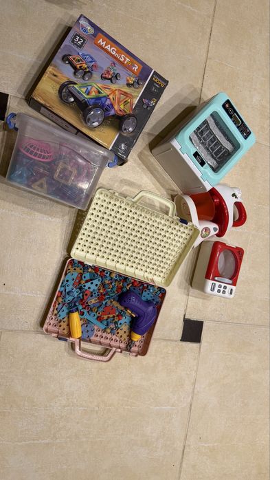 Дитячі іграшки різні