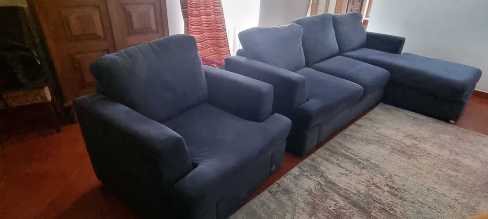 Conjunto de sofá 4 lugares com chaise-longue e cadeirão, em veludo azul
