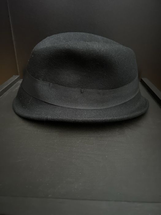 Czarny kapelusz pawim oczkiem