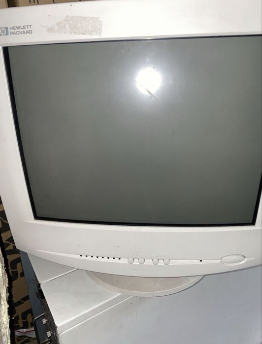 Servidor HP NetServer 3000 com monitor