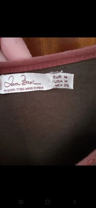 Blusa castanha com flores aplicadas